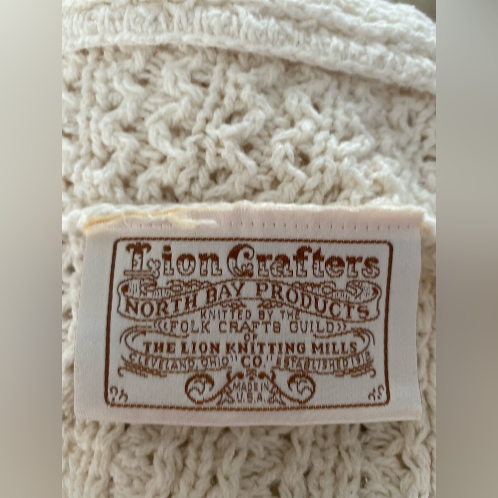 VINTAGE LION CRAFTERS THROW CREAM BLANKET
